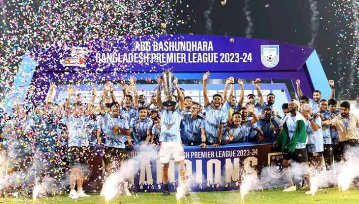 Mfon Udoh (With cap in front row) celebrating league title win with Bashandura Kings.