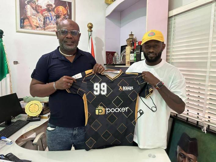 Mfon Udoh presents Bashandura Kings jersey to NFF Board member Rt. Hon. Nse Essien.